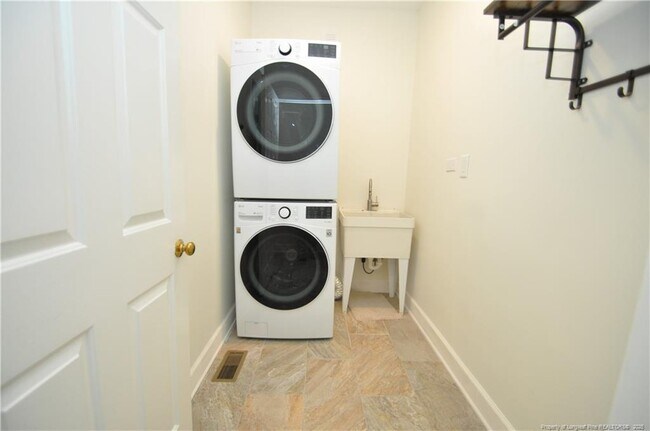 Building Photo - 6121 Chowning Ct