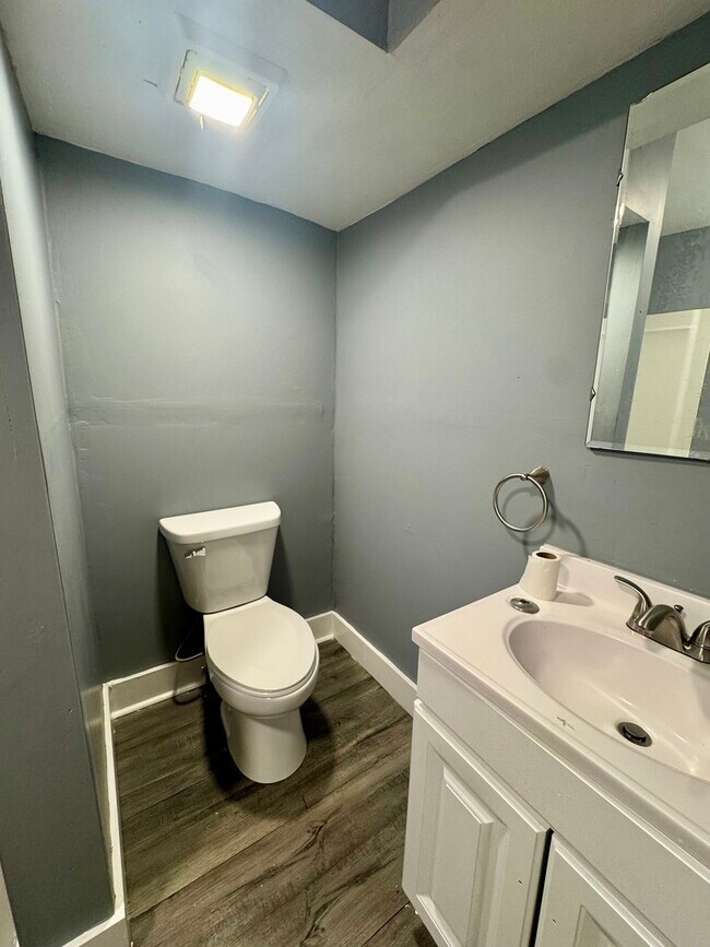 Building Photo - 616 E 6th St