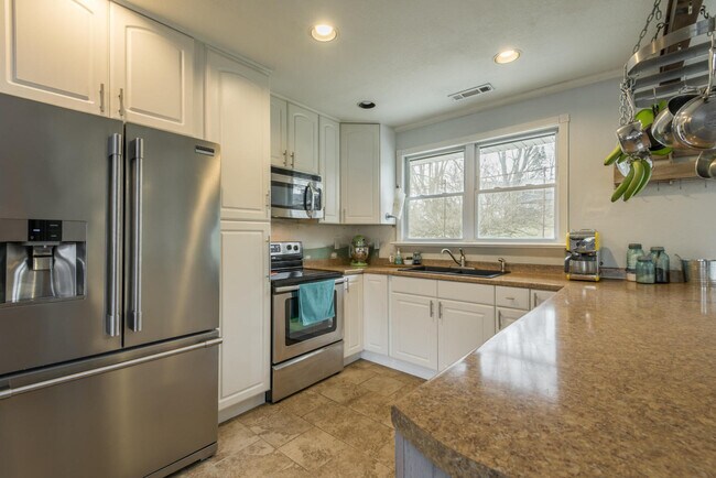 Building Photo - Knoxville 37918 - 2 Bedroom, 1 Bath, Ranch in Fountain City - Call or text Ryan Fogarty (865) 333...