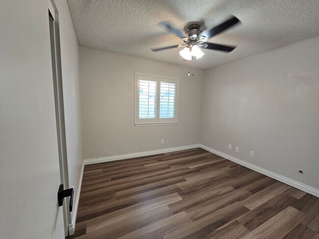 Building Photo - 2835 La Vida Dr