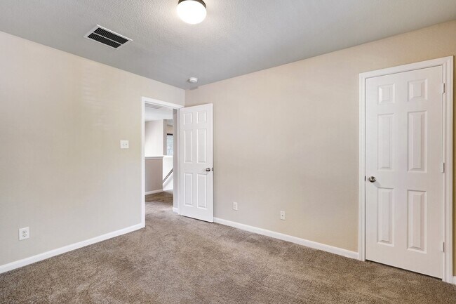 Building Photo - Beautiful 3 Bedroom 2 1/2 in trophy ridge