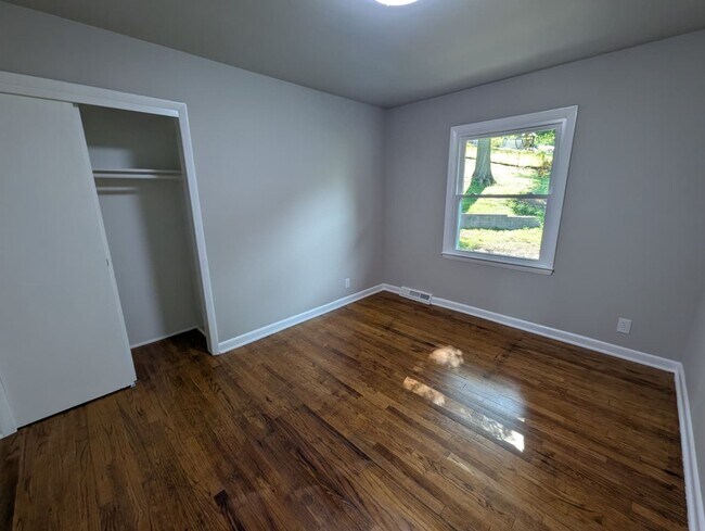 Building Photo - 5412 Anah St