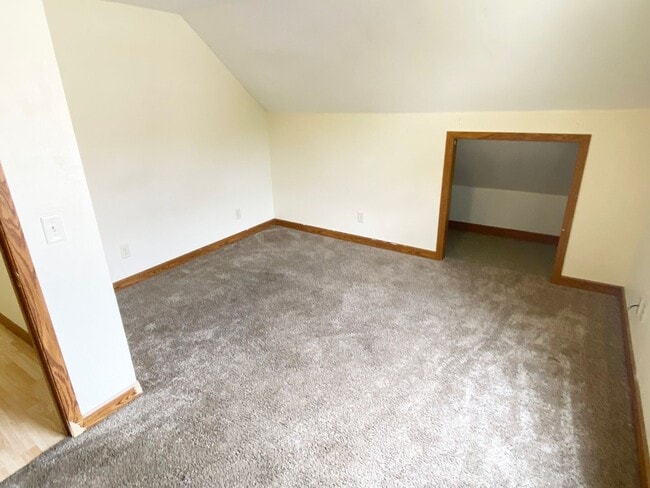Building Photo - 4-Bedroom, 1 Bath Southeast Side Single Fa...