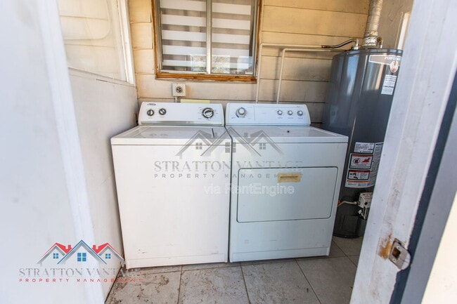 Building Photo - 1324 W Clarendon Ave