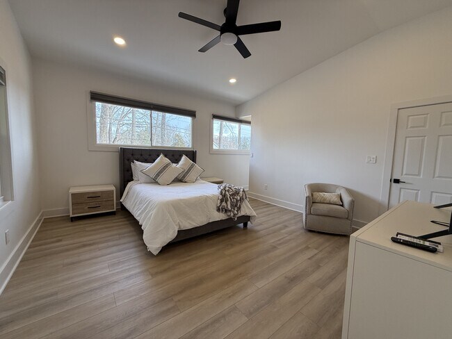 Building Photo - 8625 Cedarbrook Dr