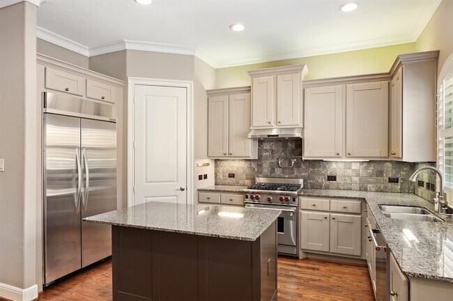 Building Photo - 17 Armand Shore Dr