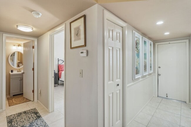 Building Photo - 2 Bed 2 Bath waterfront Condo