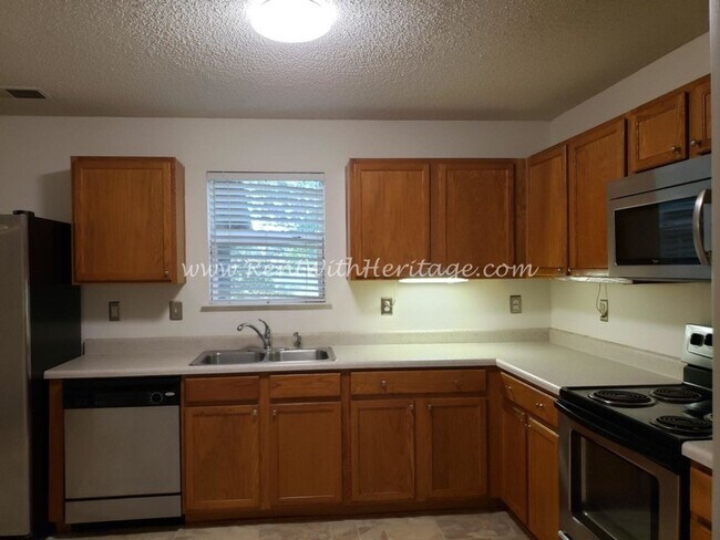 Building Photo - Gorgeous Brick Home with Golf Course / Lak...