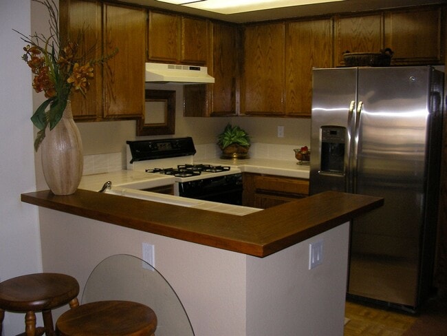 Building Photo - Ground Floor Condo - Available For Lease!