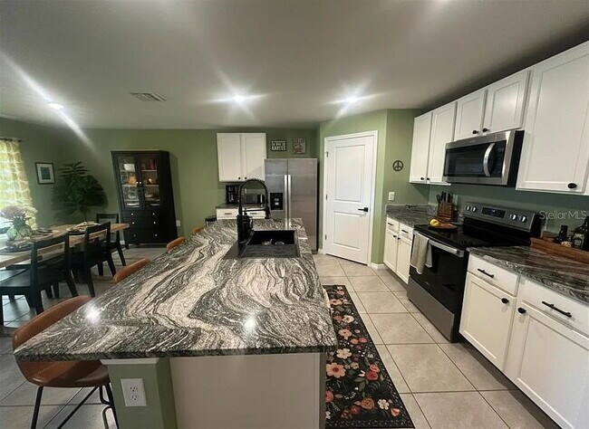 Building Photo - Spacious 4BR in Desirable Deer Path North!