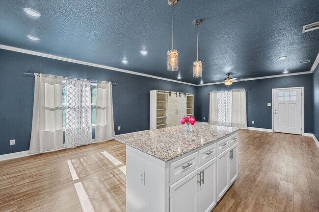 Building Photo - Modern 3 Bed / 2 Bath Home with Granite Kitchen & Full Fenced Yard in Temple