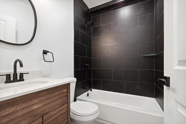 Building Photo - Private fenced yard! Modern, stylish & fully updated apartment!