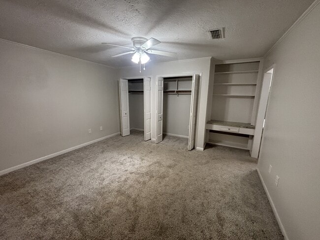 Building Photo - 916 Trailwood Blvd