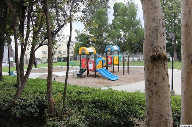 Park in common area - 7631 Reseda Blvd