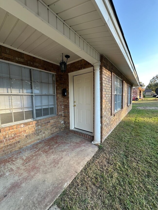 Building Photo - 1815 S Erie, Apt 1-4