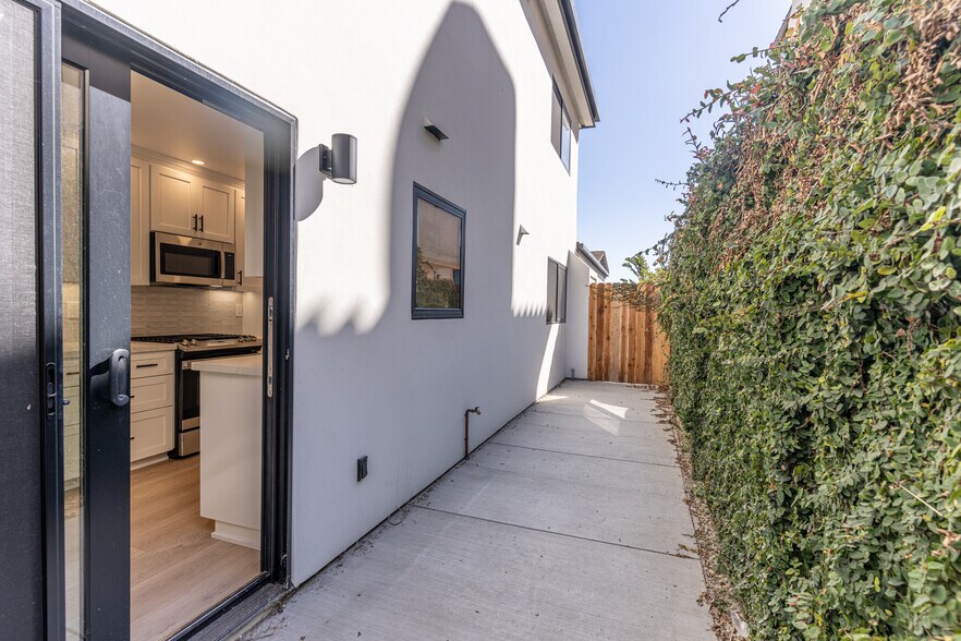 Private Side Yard - 5430 Driftwood St