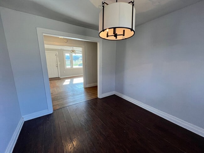 Building Photo - 2 Bed, 2 Bath Single Level Home Near Downt...