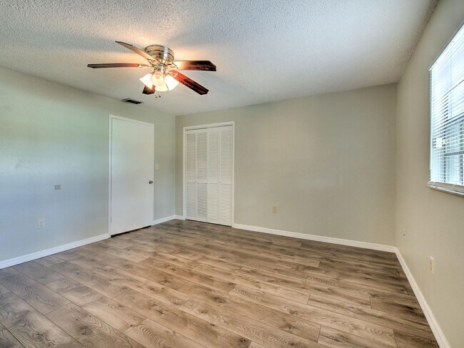 Building Photo - Very nice large 5 bedroom/3 bathroom home ...