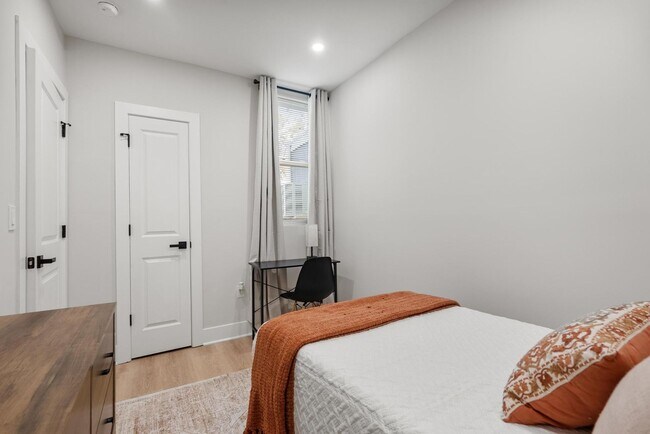 Building Photo - Luxurious 3-Bedroom Townhome in Point Breeze! Available NOW!