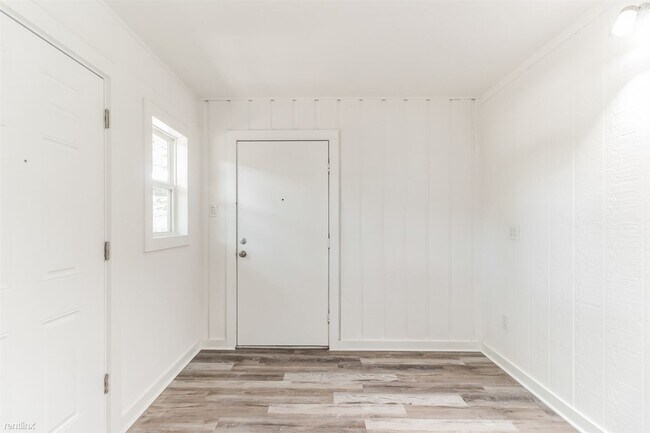 Building Photo - 1 br, 1 bath House - 124 East Castlebriar ...