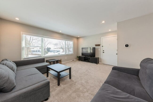 Building Photo - 856 E Capri Dr