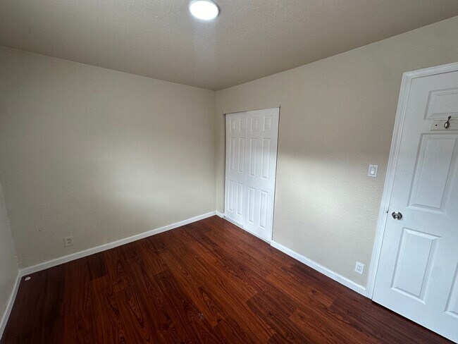 Building Photo - 317-323 S 26th St