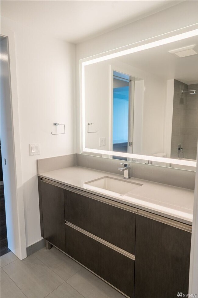 Building Photo - 1Bd+Den/1Ba Seattle Condo