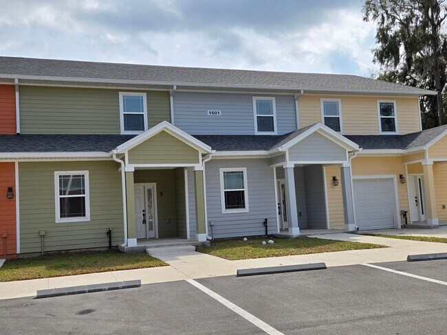 Building Photo - Eagle Trace Townhomes | 3BR/3.5BA | 2.3 Miles to UF– New Construction