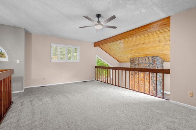 Building Photo - 2 Bed 2 Bath  in Heather Ridge