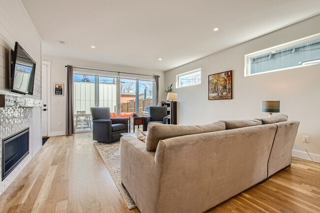 Building Photo - New Build 3 BDR Townhome in Highlands