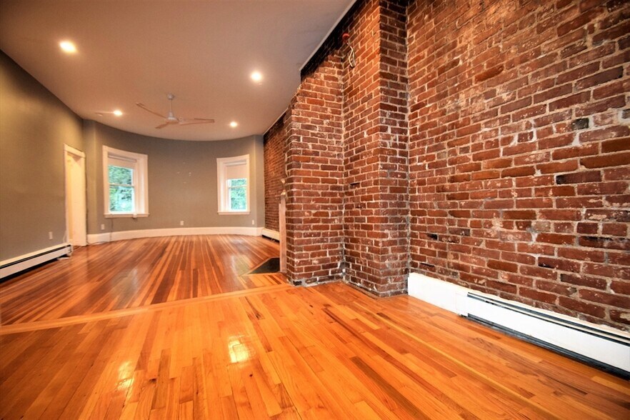 Building Photo - 1736 Beacon St