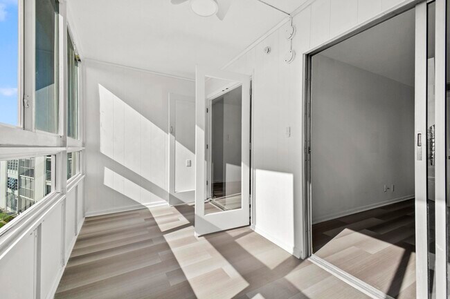 Building Photo - 4047 Lincoln A