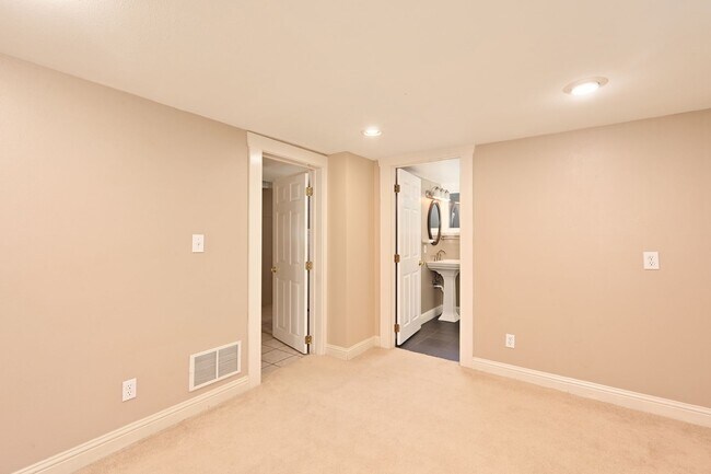 Building Photo - Charming 3 Bedroom/2 Bath Craftsman Home for Lease in Phinney/Greenlake