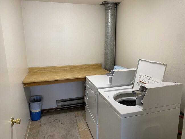 Building Photo - Available Now! – 2 Bed / 1 Bath Condo – Utilities Included