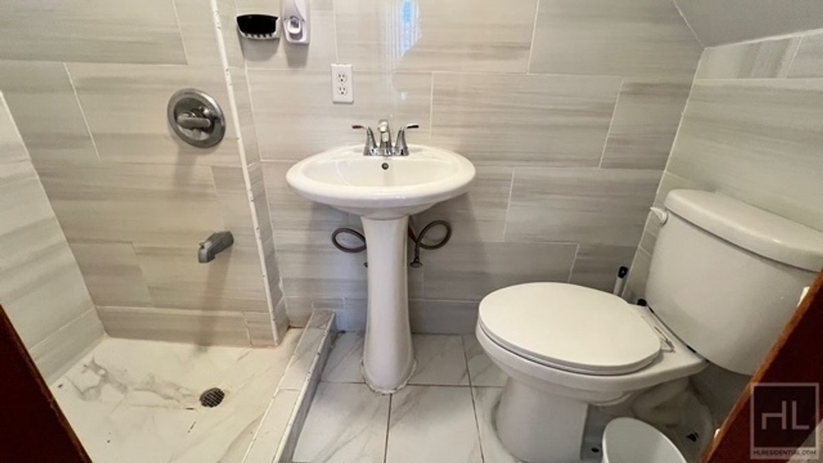 Building Photo - 687 E 46th St