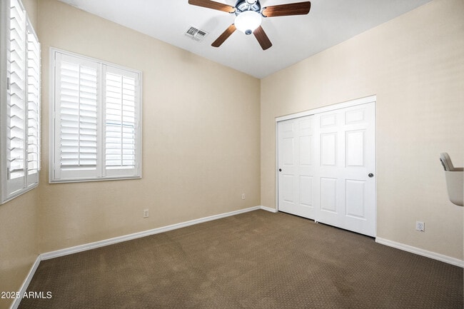 Building Photo - 2407 E Iris Dr