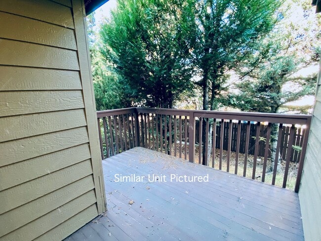 Building Photo - 2810 NE Mesa Ct