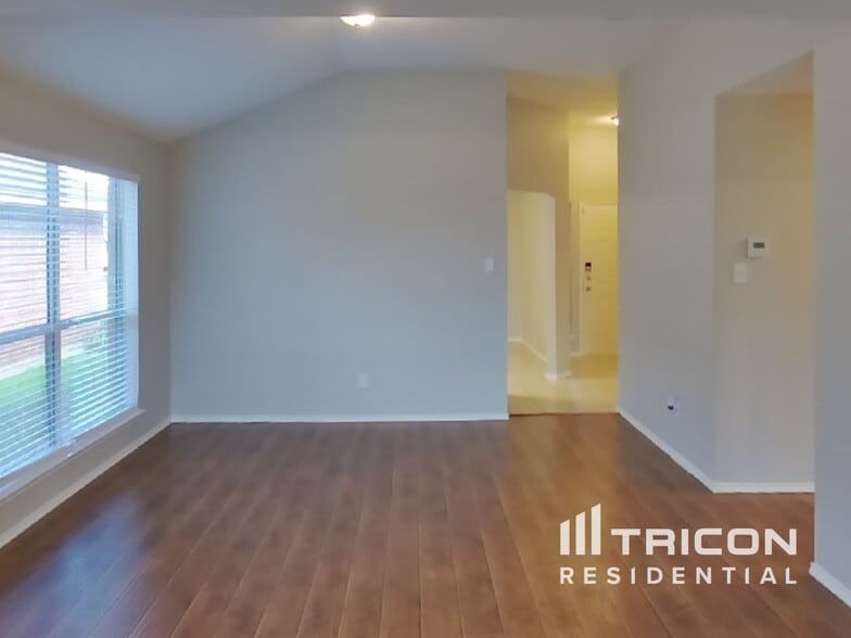 Building Photo - 745 Buffalo Springs Dr