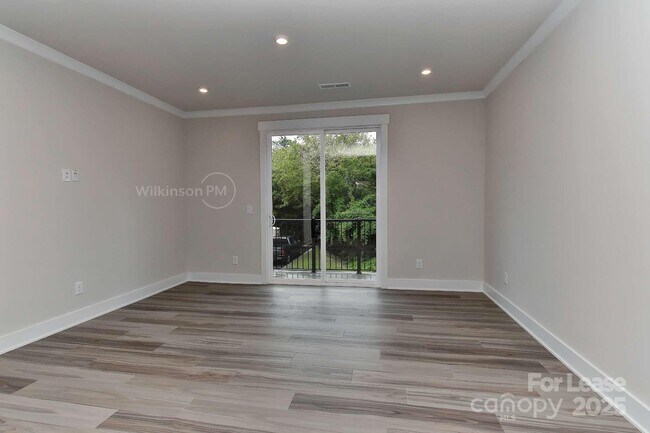 Building Photo - 2043 Clarksdale Dr