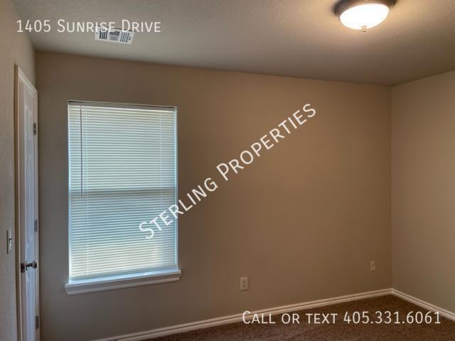 Building Photo - 1405 Sunrise Dr