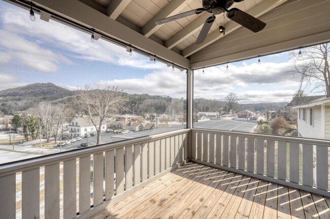 Building Photo - 56 Oak Crescent Cir