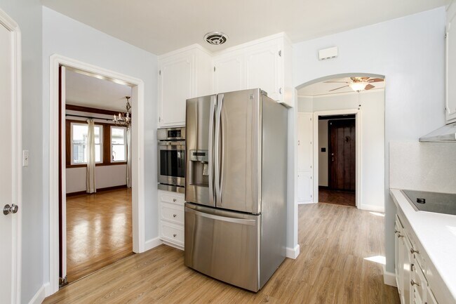 Building Photo - 818 Collier Dr