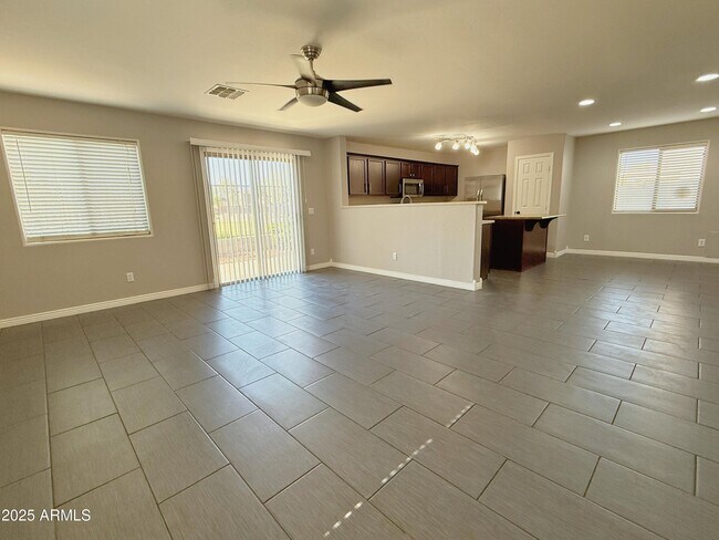 Building Photo - 2528 E Meadow Creek Way