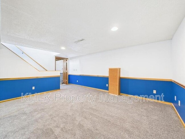 Building Photo - 411 Treeview Dr