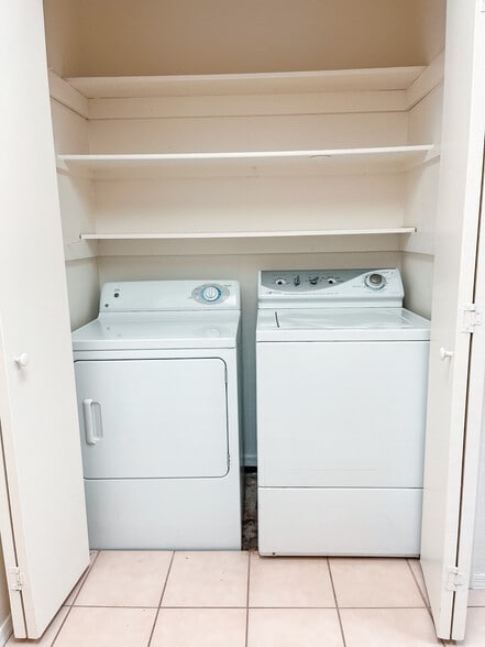 Building Photo - 1915 N Scovel St