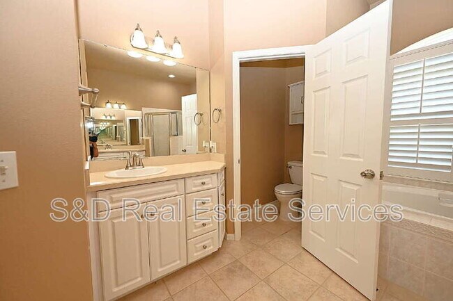 Building Photo - 2618 High Ridge Dr