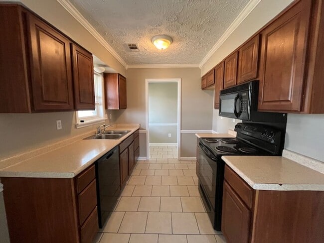 Building Photo - Renovated 3 Bedroom 2 Bath Home for Rent!