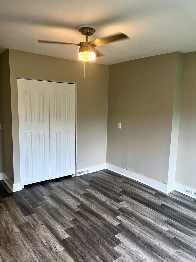 Building Photo - *** Apartment in South Oakland * Spacious & Renovated * Pet Friendly * Walk to Pitt * Exposed Bri...
