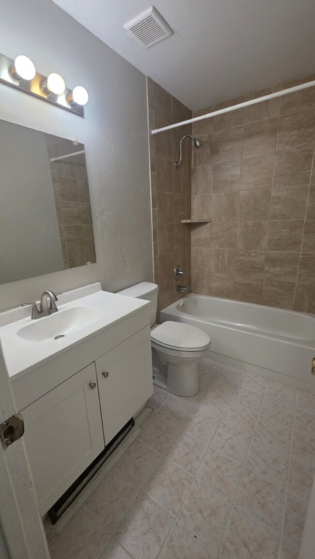 Building Photo - 2 Bed- 1 Bath on Darby West Side