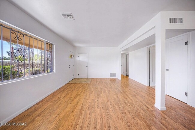 Building Photo - 2531 E 19th St